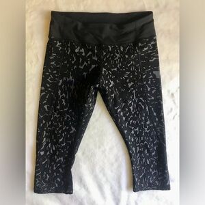 Lululemon Crop Leggings Capris Pedal Pace Black Gray Print Womens 8